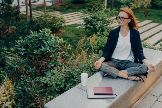 Forme minimaliste en équilibre sur une surface claire, symbole de présence silencieuse